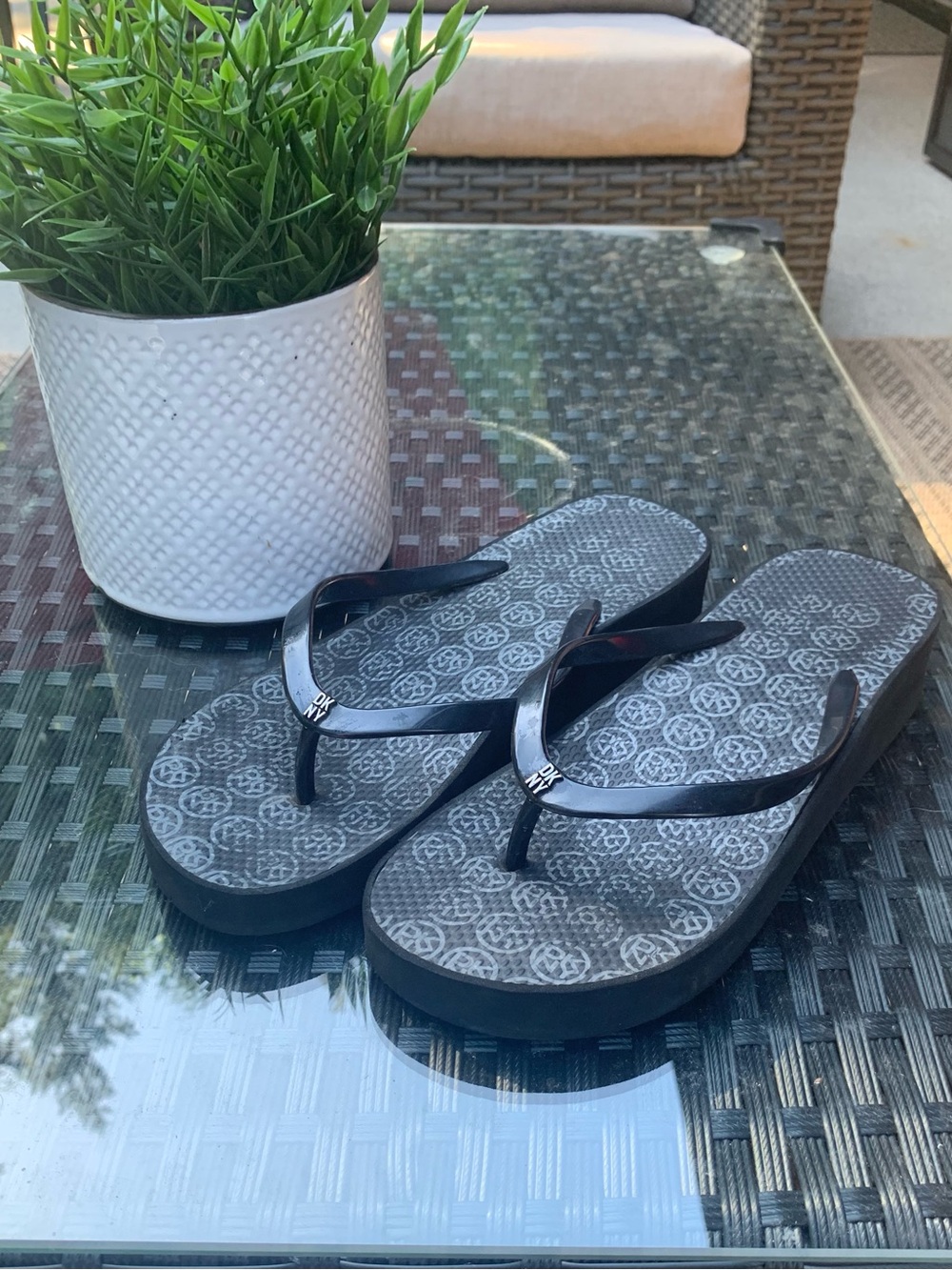 DKNY Platform Designer Flip Flops with Metal Logo Toe Detail  women’s size 8 - Picture 3 of 7